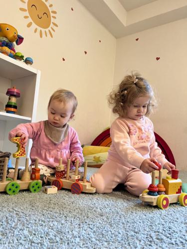 Hoch konzentriert beim Steine stecken