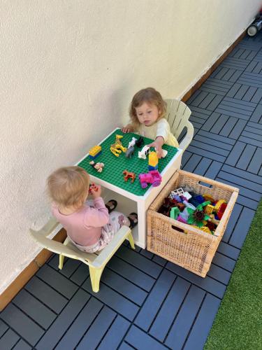 Kreatives Bauen am LEGO-Tisch