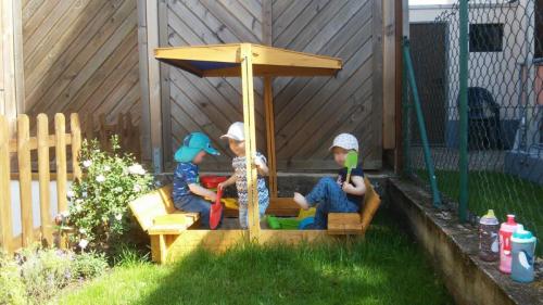 Spielen im Sandkasten im Garten